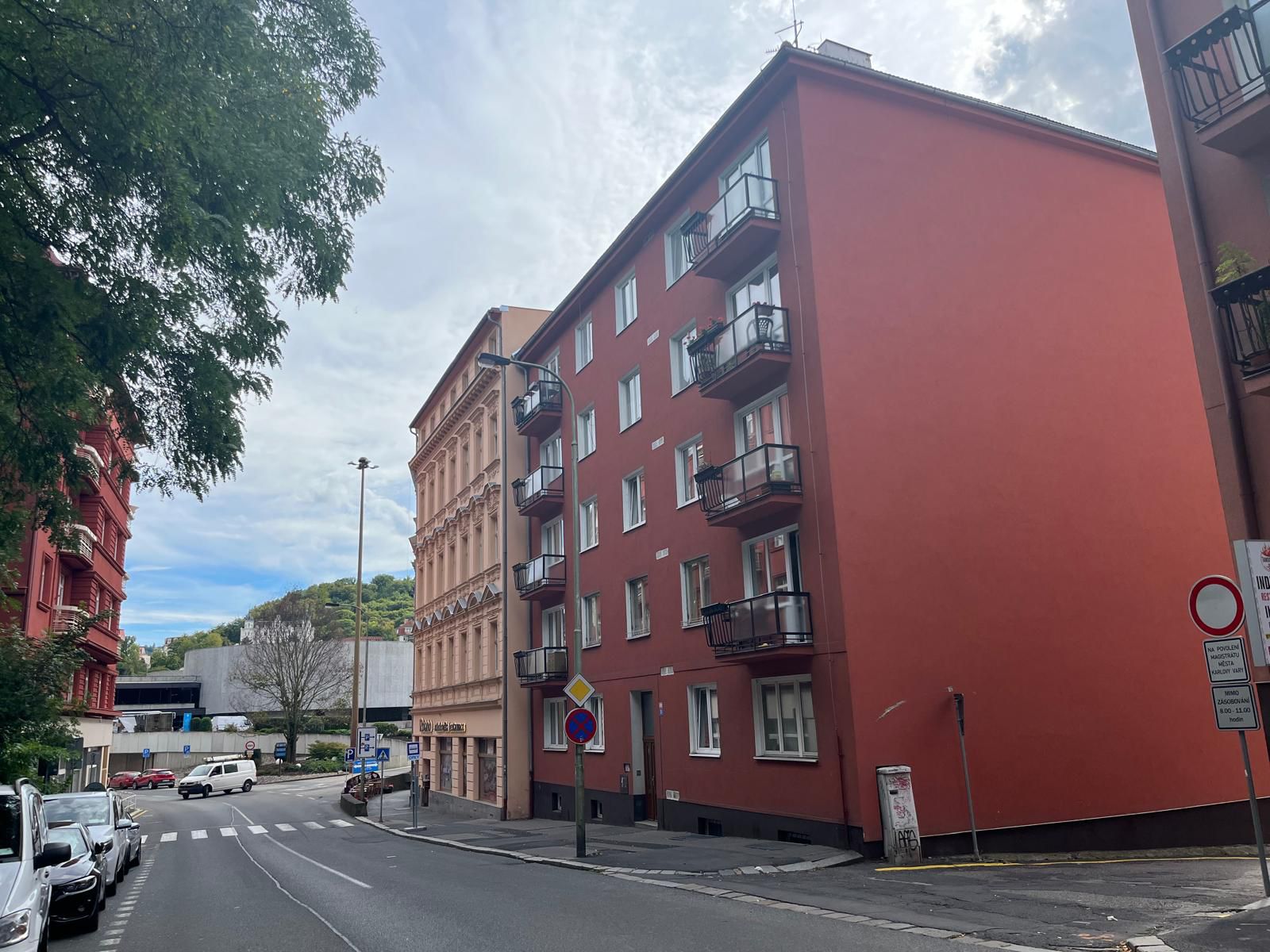 Prodej bytu 2+1 jen pár kroků od hotelu Thermal - po moderní a velmi zdařilé rekonstrukci