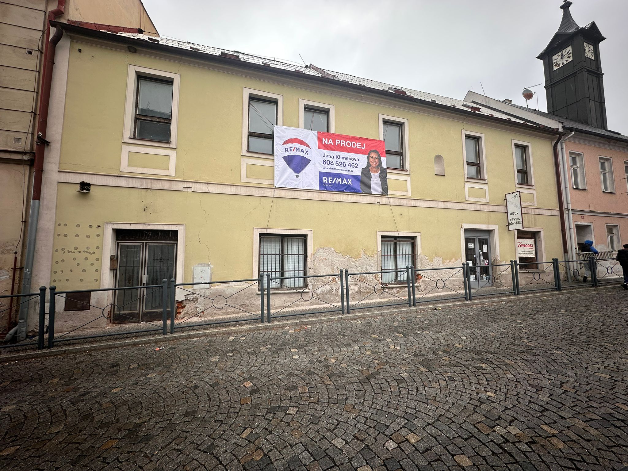 Dům 554 m² v centru Toužimi – 3 podlaží, 2 obchody, dvůr, skvělý potenciál