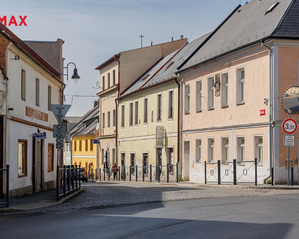 Dům 554 m² v centru Toužimi – 3 podlaží, 2 obchody, dvůr, skvělý potenciál